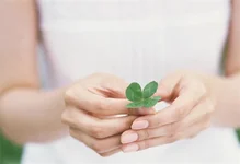 果纳芬促排用药期间，哪些身体信号提示需要及时复诊？